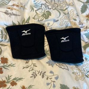 Black Mizuno knee pads